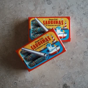 Simon Coll - Mjölkchoklad formade som sardiner i en ask